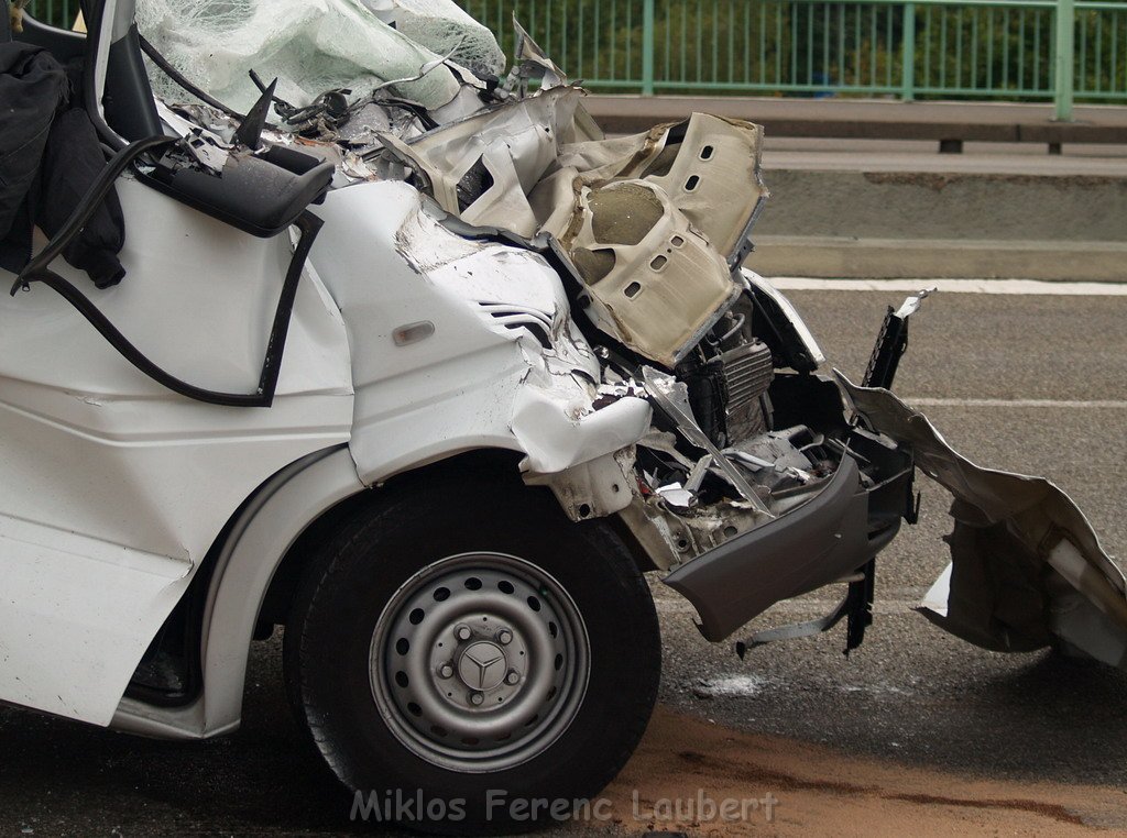 VU Transporter Lkw Zoobruecke Rich Koeln    P21.JPG